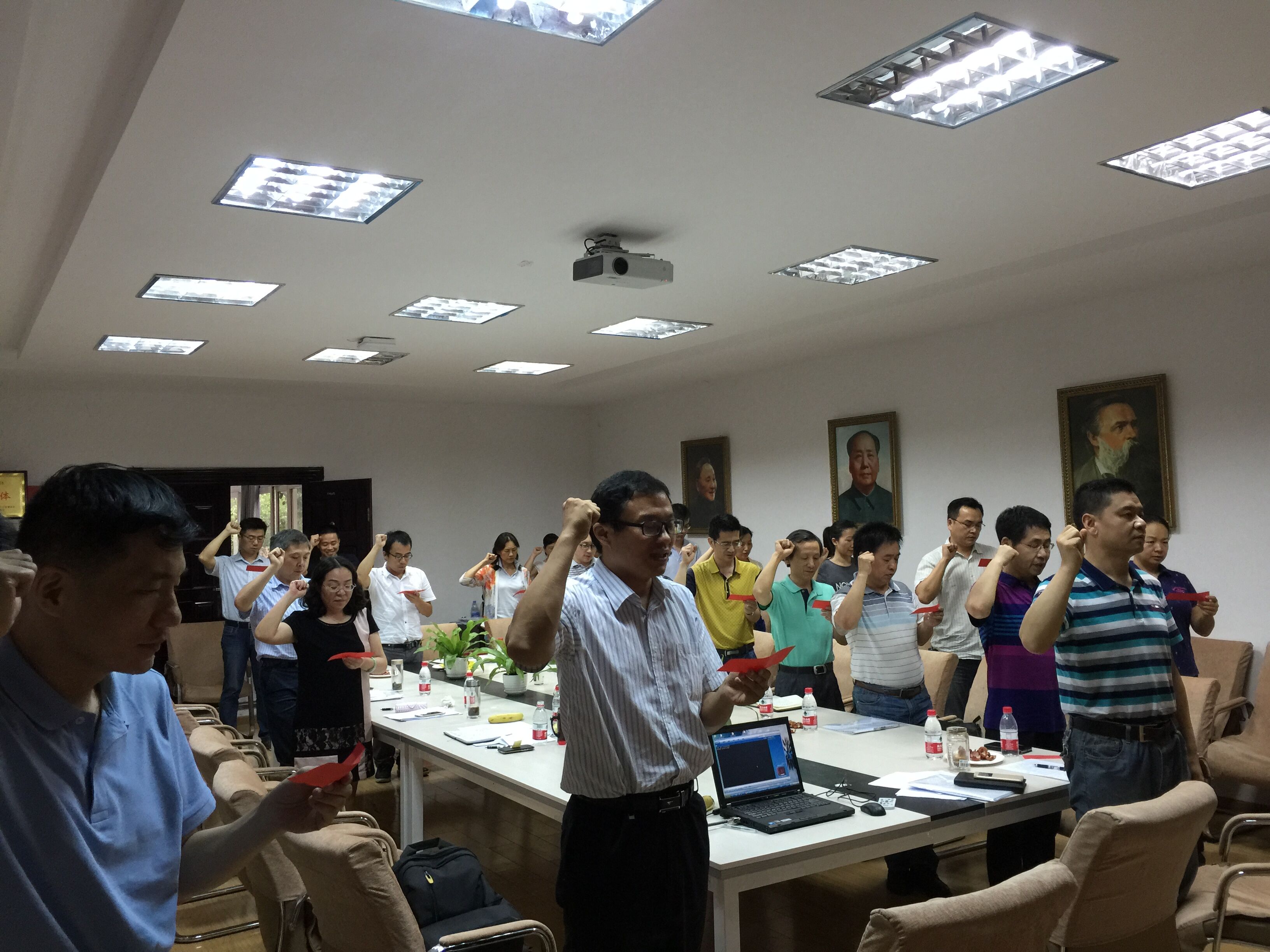 【两学一做】十大买球的正规网站全体教职工党员重温入党誓词 【两学一做】十大买球的正规网站全体教职工党员重温入党誓词