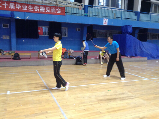 十大买球官网师生羽毛球友谊赛顺利举行