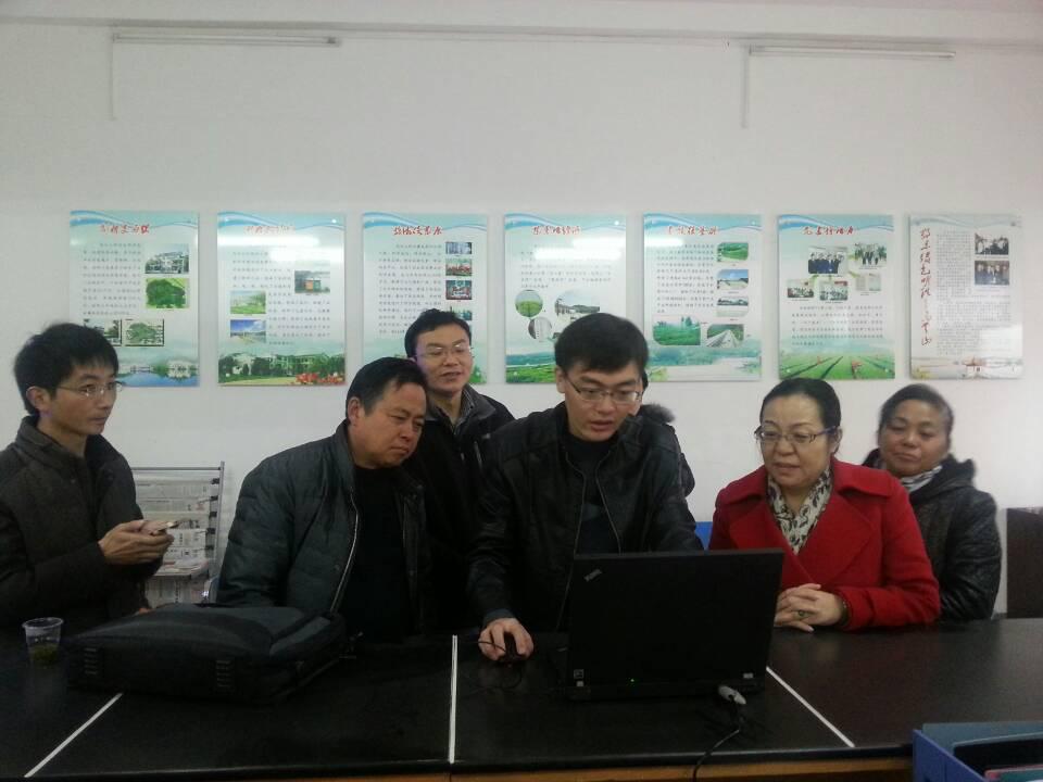 十大买球的正规网站为理论热点“面对面”对点帮扶单位英山县乌云山赠送电脑