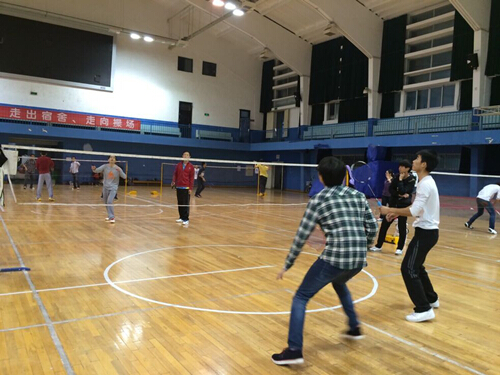 十大买球官网师生羽毛球友谊赛顺利举行