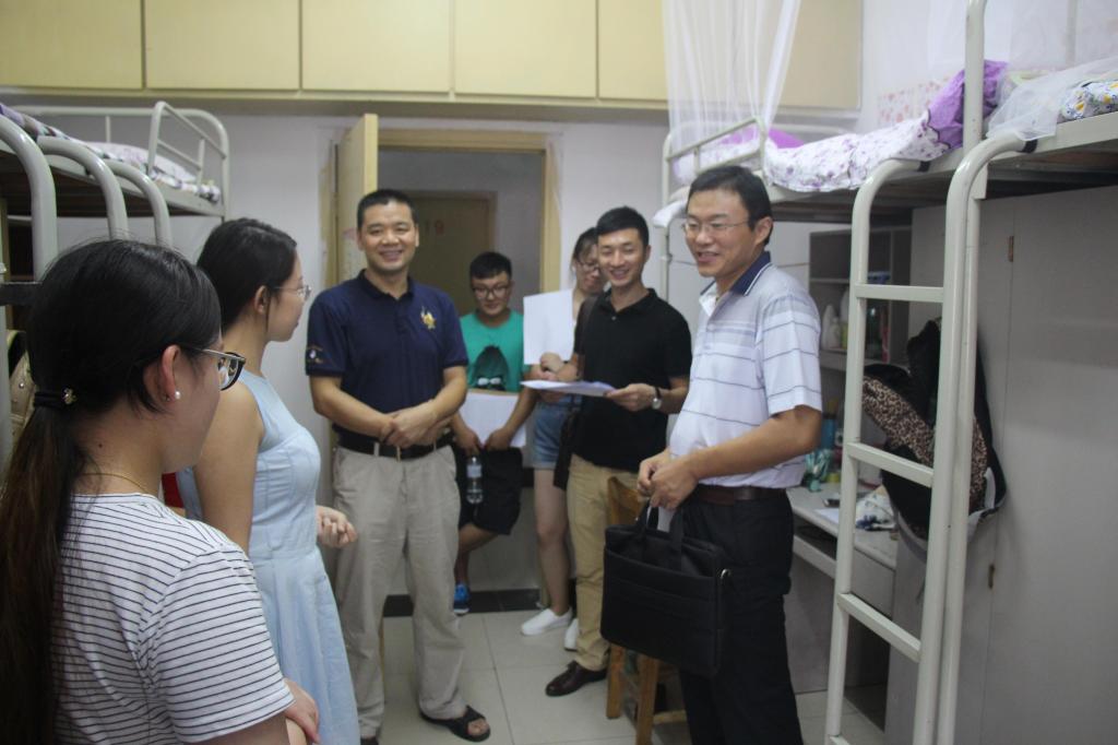 十大买球官网领导深入新生宿舍走访慰问