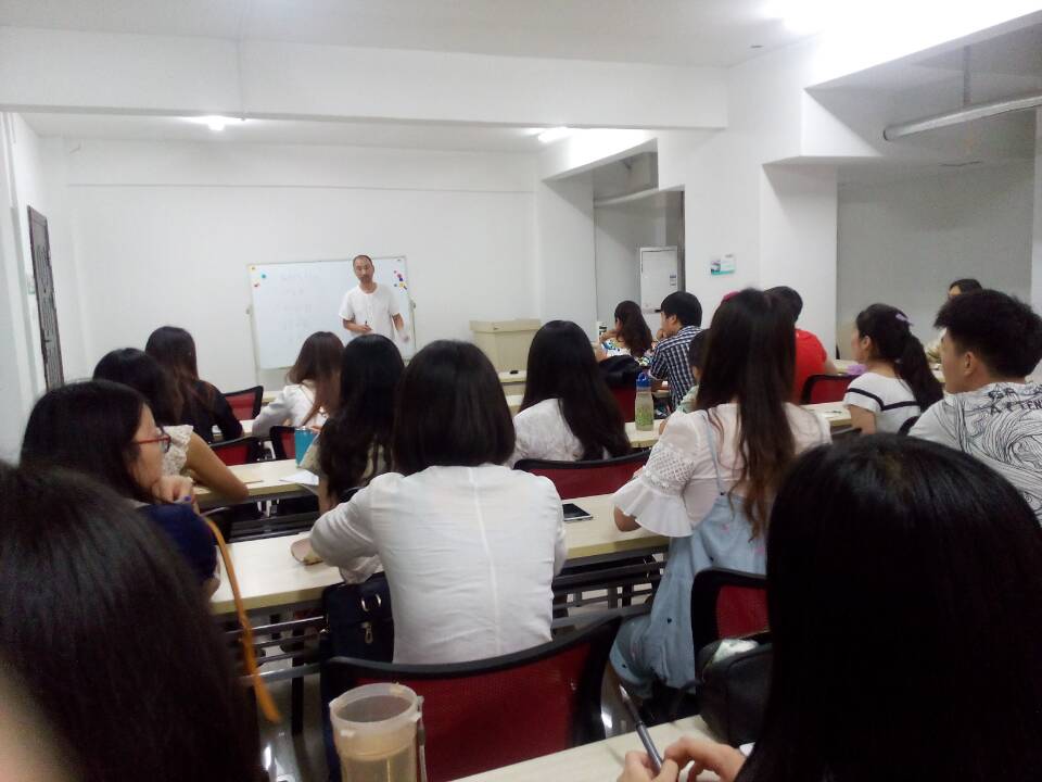 东振明学者来十大买球官网心理所进行学术交流