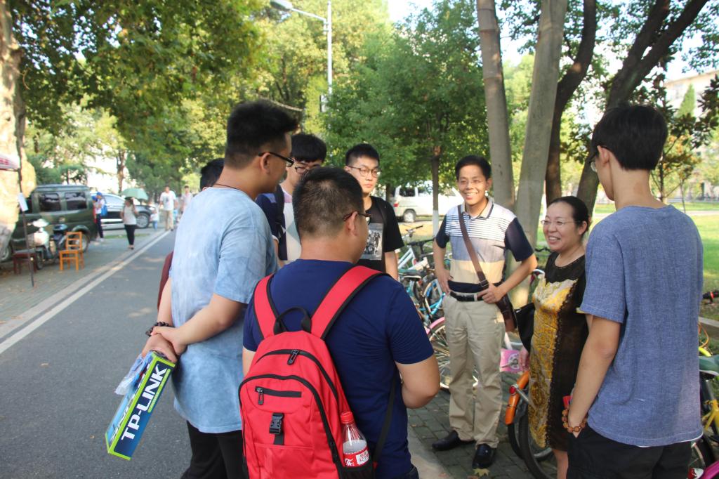 十大买球官网领导深入新生宿舍走访慰问