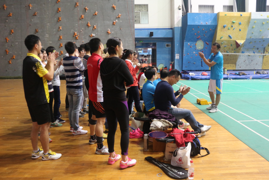 十大买球官网院直党支部与“结对”学生党支部羽毛球友谊赛顺利举行