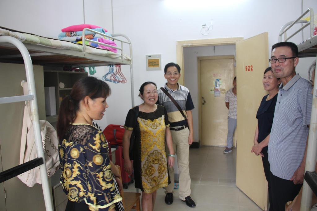十大买球官网领导深入新生宿舍走访慰问