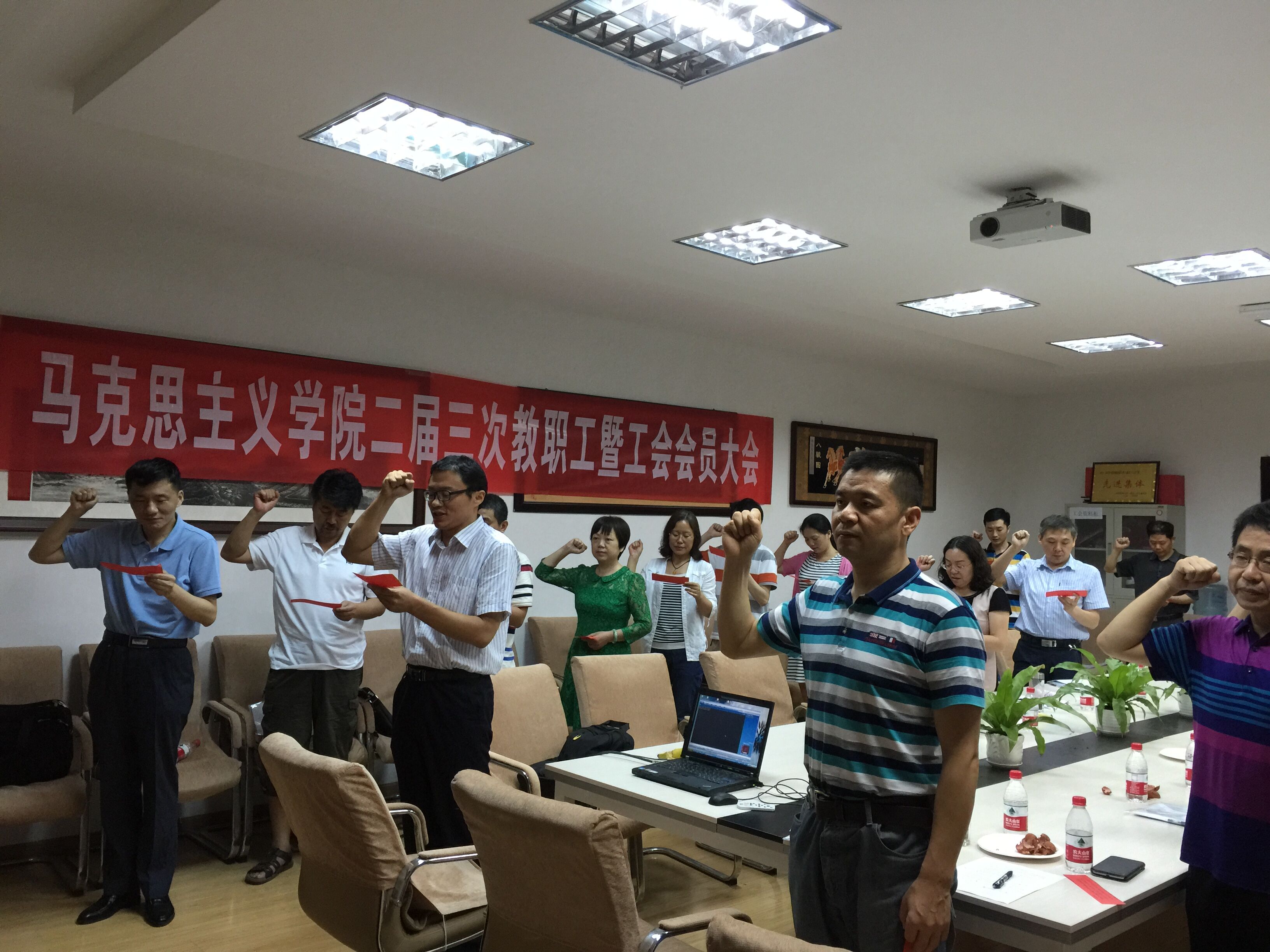 【两学一做】十大买球的正规网站全体教职工党员重温入党誓词 【两学一做】十大买球的正规网站全体教职工党员重温入党誓词